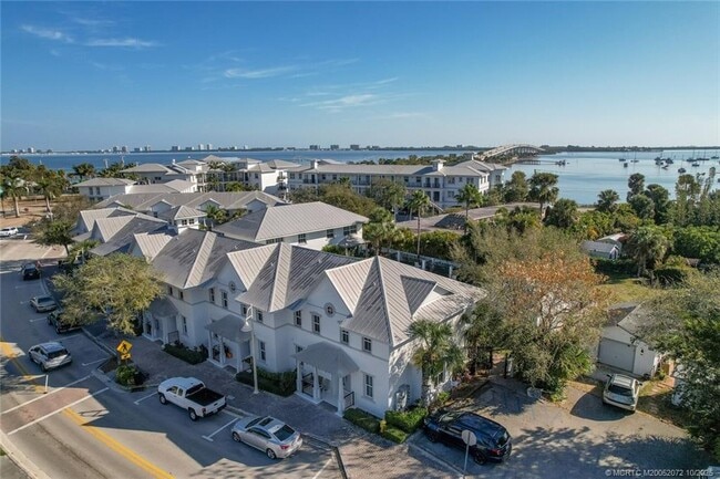 Building Photo - 3651 NE Pineapple Ave