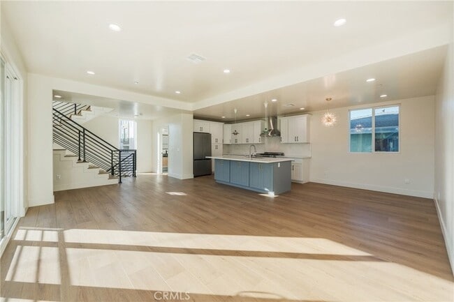 Building Photo - 714 1/2 Chestnut Avenue Unit