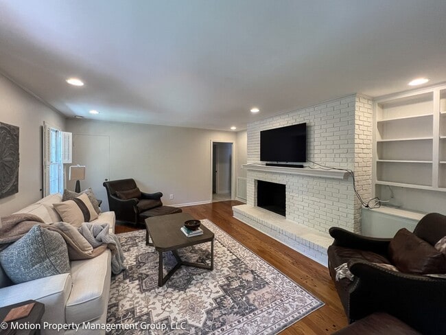 Building Photo - Stunning Fully Furnished Home