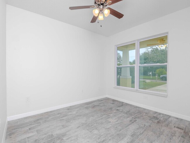 Building Photo - Charming 3-Bedroom, 2-Bathroom Home in South Tampa – Perfect Location!