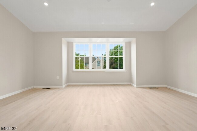 Building Photo - 703 Porter Way W