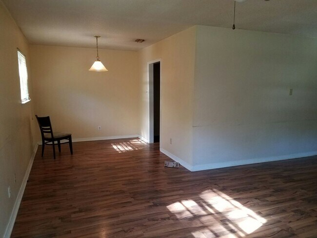 Primary Photo - 2 bed 1.5 bath for rent