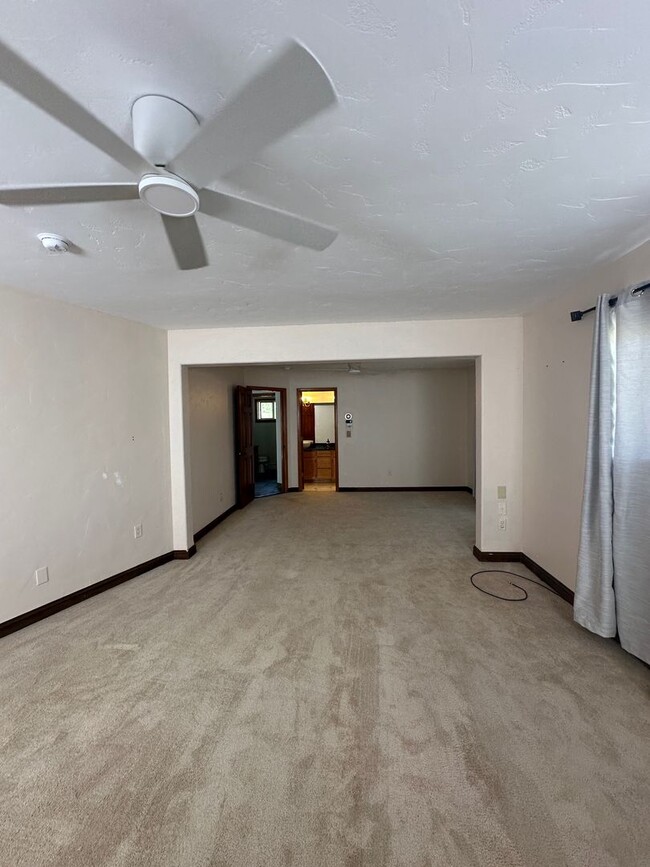 Building Photo - 3 bed 2.5 bath in Single Family Home in Ne...