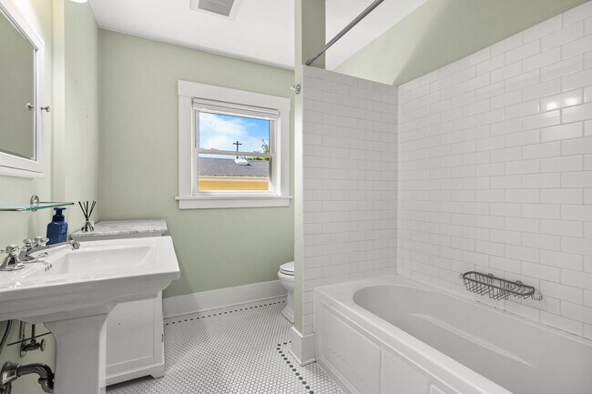 Building Photo - 4073 NE 30th Ave