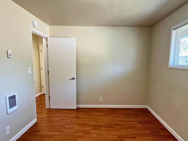 Building Photo - NEU 1333 #5- 1 Bed/1Bath Upstairs Apartment