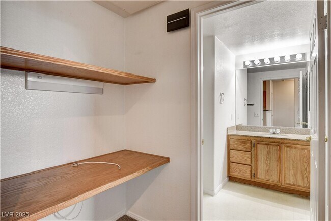 Building Photo - 10550 W Alexander Rd