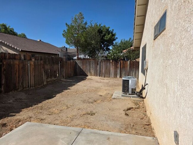 Building Photo - New Listing!