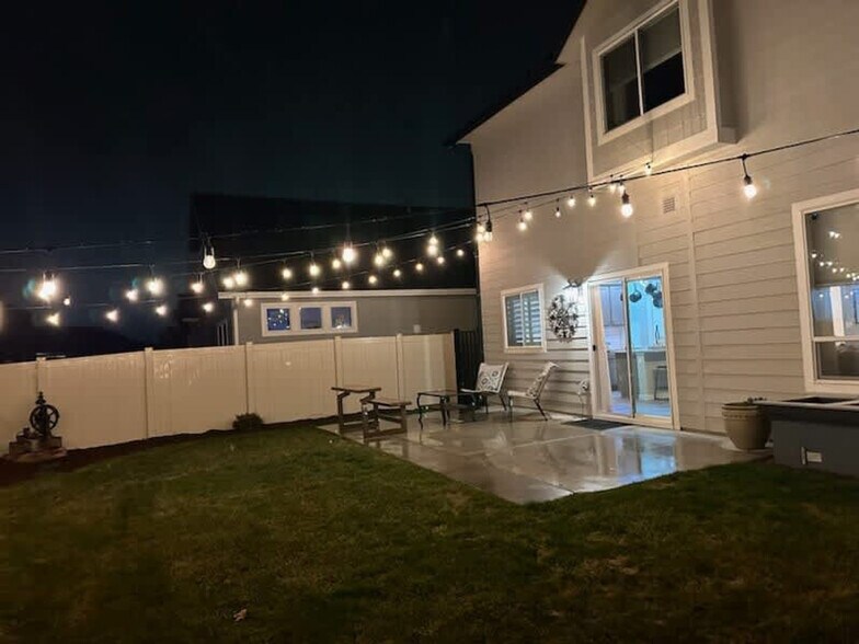 Building Photo - 262 N Falling Water Ave