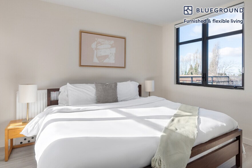 Building Photo - 1698 University Ave