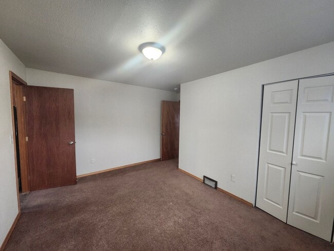 Building Photo - Charming 3-bedroom, 1-bathroom home located in the vibrant community of Pasco, WA.