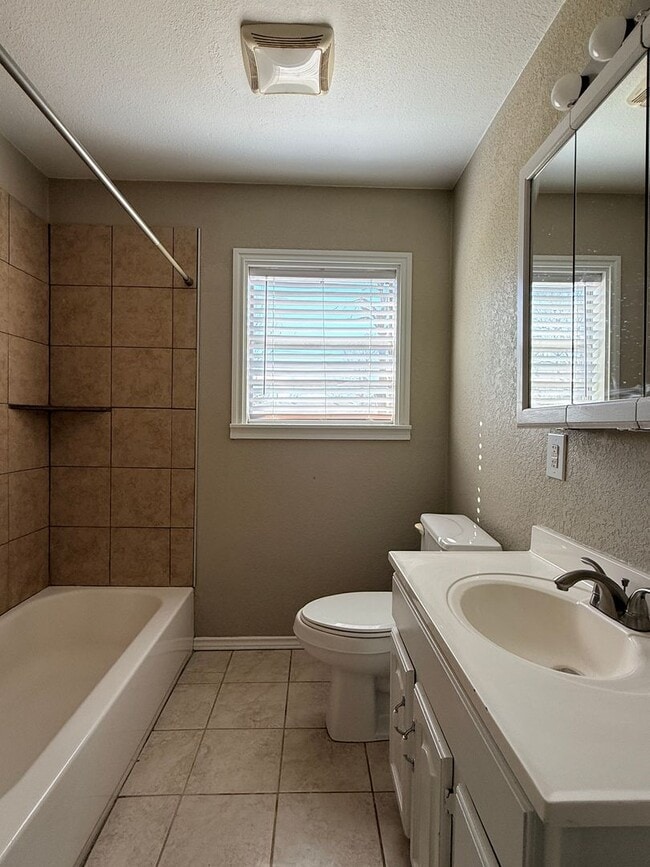 Building Photo - Spacious 3 Bed 1 Bath - Burkburnett