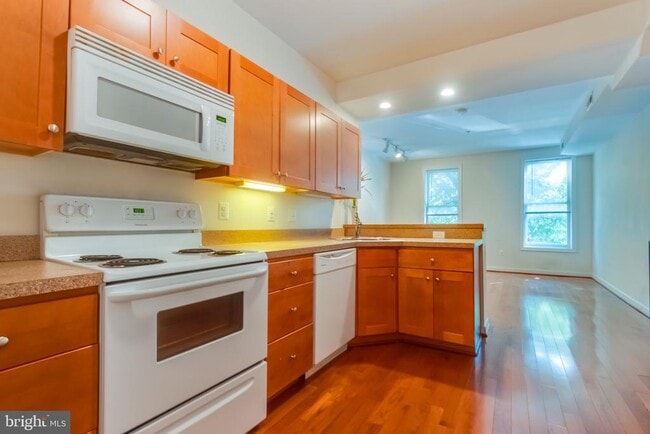 Building Photo - 910 S Charles St