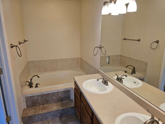 Building Photo - 1124 W Mulberry Ln