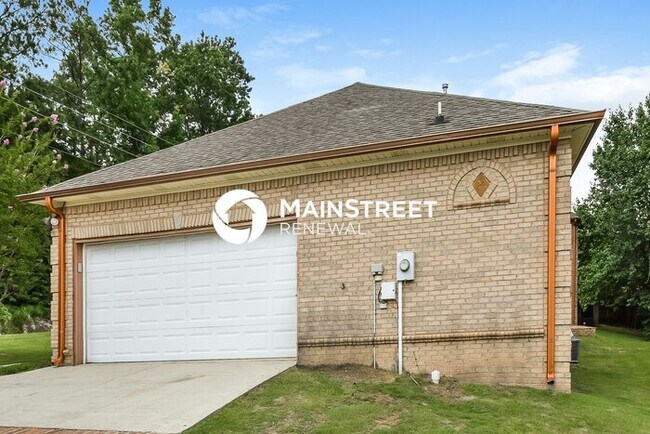 Building Photo - 3 Bedroom Pet-Friendly Home in Birmingham, AL with Main Street Renewal