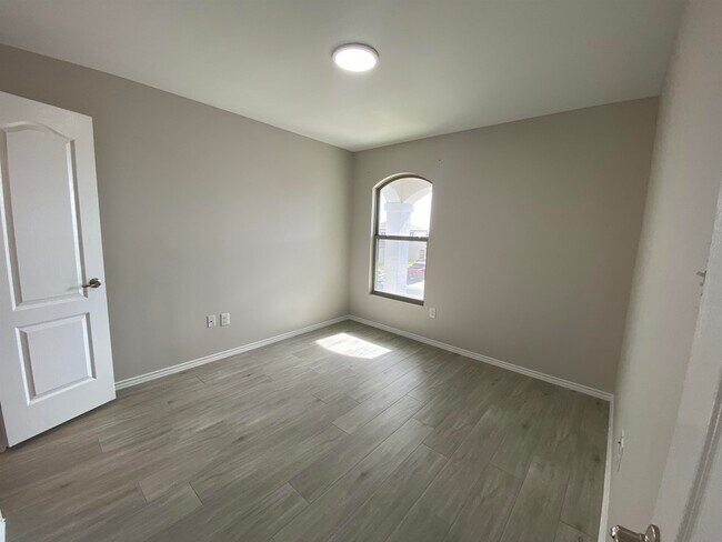 Building Photo - 9975 Rosary Ln