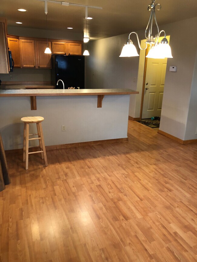 Building Photo - 3 bedroom Condo across from Outlaw Brewing!