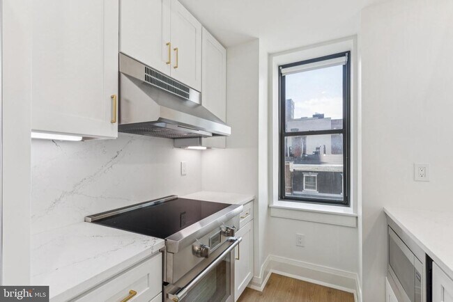 Building Photo - 135 S 19th St