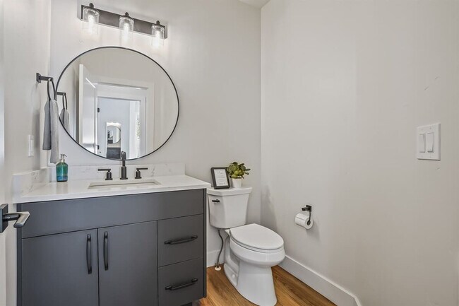 Building Photo - 1013 Yew Wood St