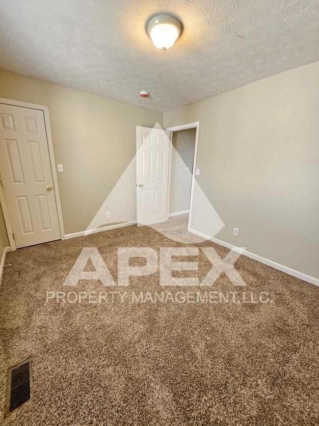 Building Photo - MOVE-IN SPECIAL,NO RENT TIL JUNE 1ST! - Nice 2 Bd | 1.5 Ba Townhouse in West Knox Condo Community!