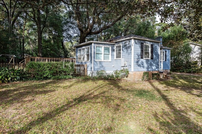 Building Photo - Updated 2 Bed 1 Bath Cottage in Established Neighborhood!