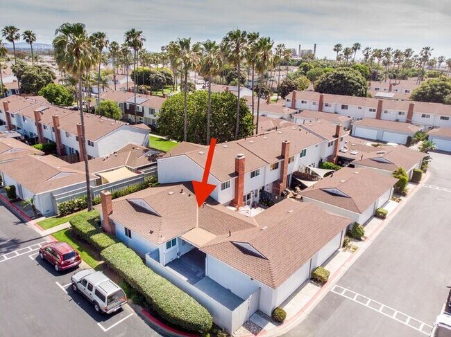 Building Photo - Walk to the Beach