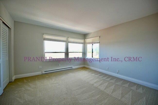 Building Photo - Top Floor, Corner Unit Condo with Panorami...