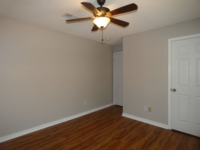 Building Photo - Charming Brick Home - Stonebrook
