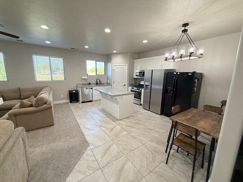 Building Photo - 355 W 200 S