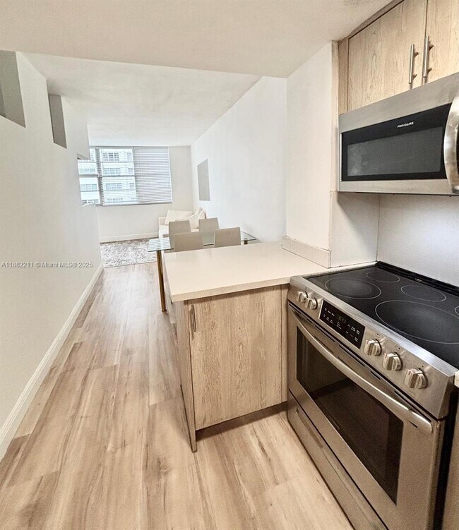 Building Photo - 801 Brickell Bay Dr