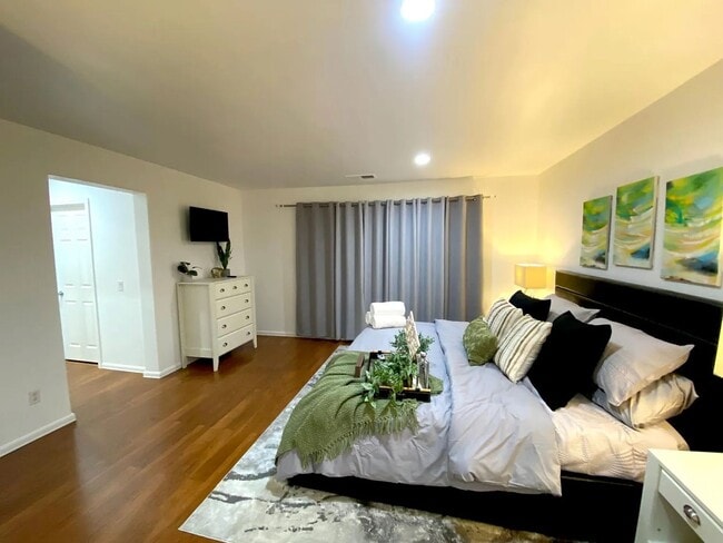 Building Photo - Classy Single Family Home Conviently located - Easy drive to Pendelton or Miramar - Nice family n...