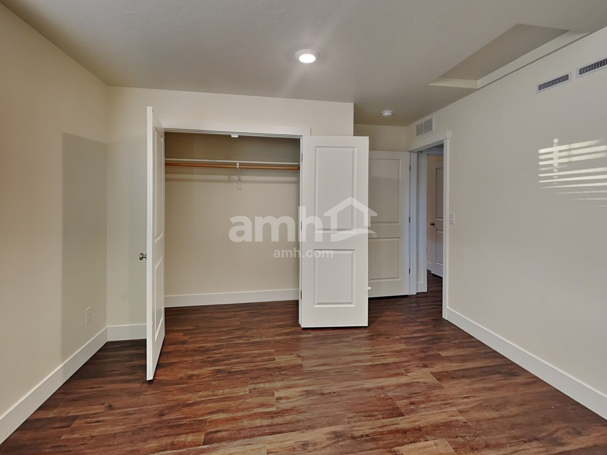 Building Photo - 1064 S Moorside Ave