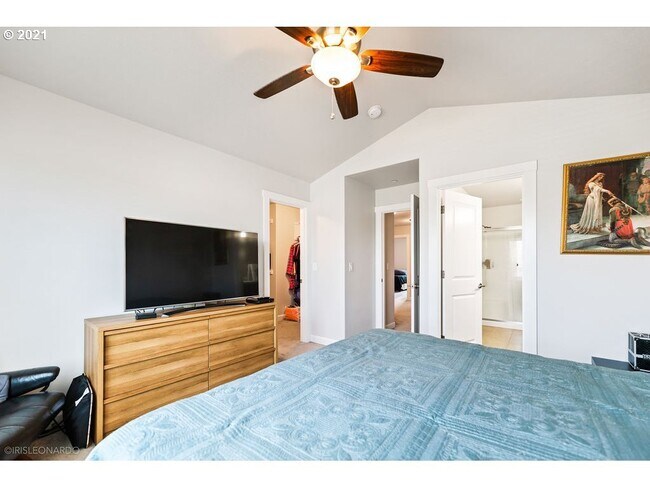 Building Photo - 123 Loganberry Ct