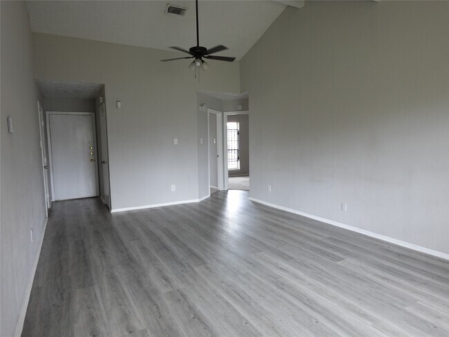 Building Photo - 10811 Thorncliff Dr