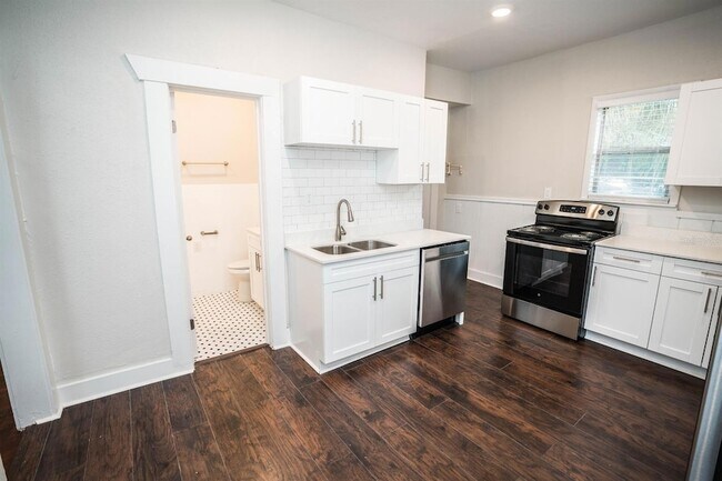 Building Photo - 409 E Jean St