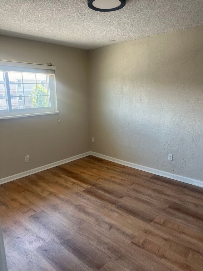 Building Photo - Move in ready 3bedroom 2bath