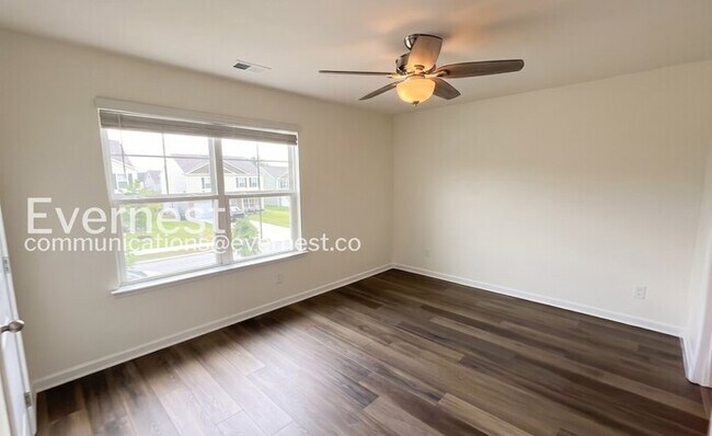 Building Photo - 5 Bed/5 Bath Home with 3 Car Garage / Pet-Friendly / Available Now!