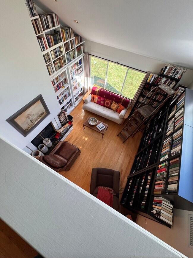 Building Photo - 301 Post Rd E