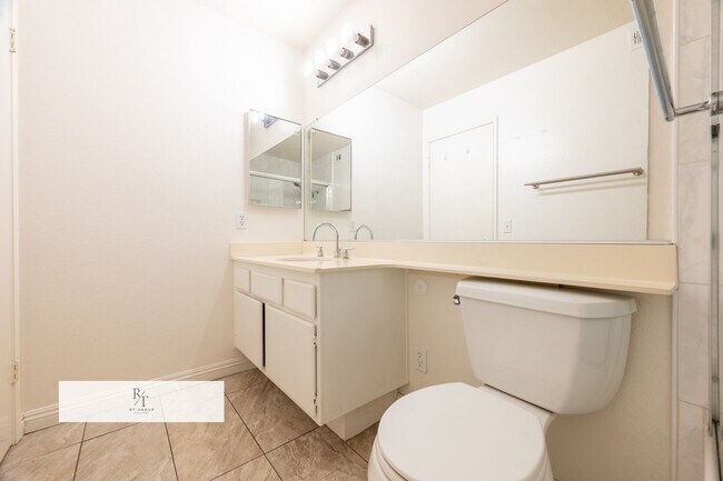 Building Photo - Bright Townhome in Sunset Community with Garage | Chino Valley USD