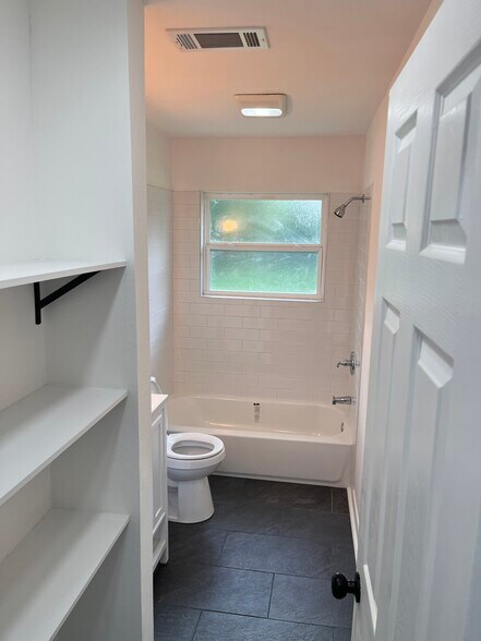 Building Photo - 745 Westbrook Dr