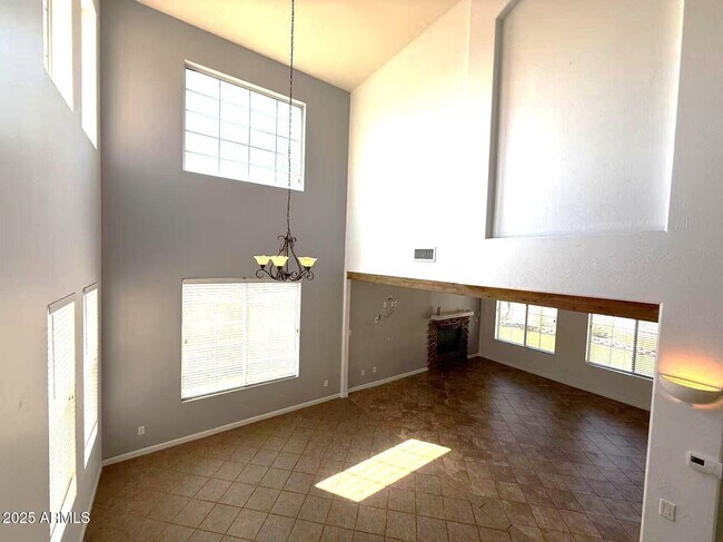 Building Photo - 2076 E Stephens Pl