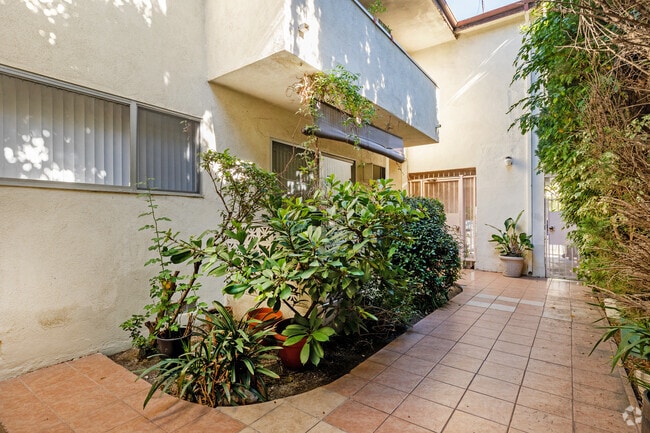 Courtyard - Lido Apartments - 1831 Glendon Ave