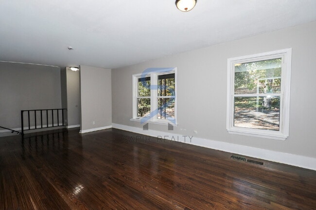 Building Photo - 5425 Skyview Dr SW