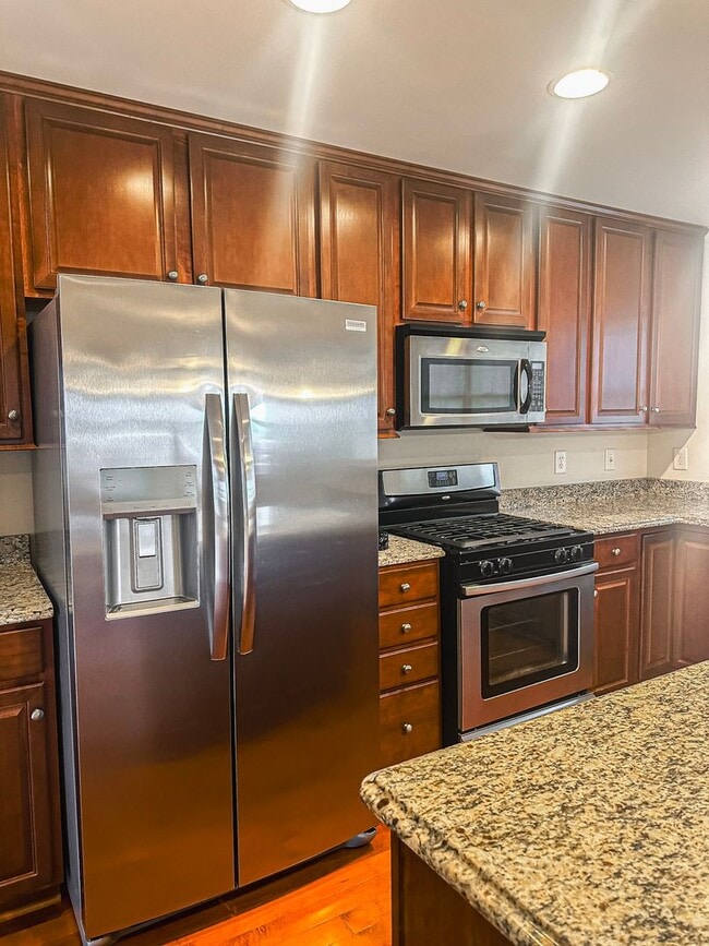 Building Photo - Gorgeous 3 Bed 2/2 Bath End Unit Townhome ...