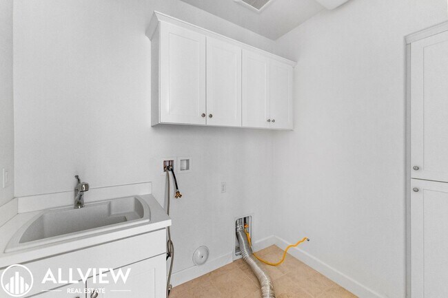 Building Photo - Gorgeous 3 bedroom 2.5 bath home in the newly constructed association of Eastwood Village!