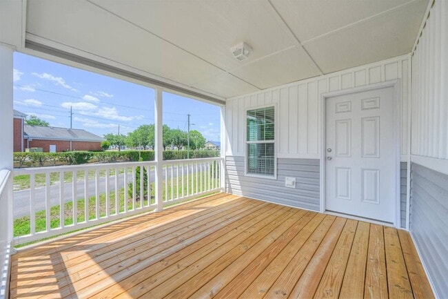 Building Photo - 2563 Skyview St