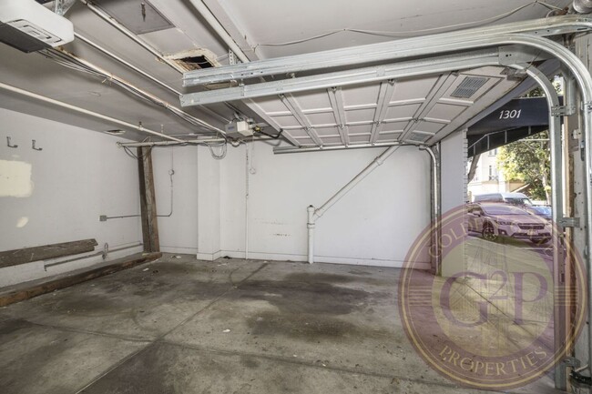 Building Photo - Nob Hill - 2 BR, 2 BA Condo 1,630 Sq. Ft. ...