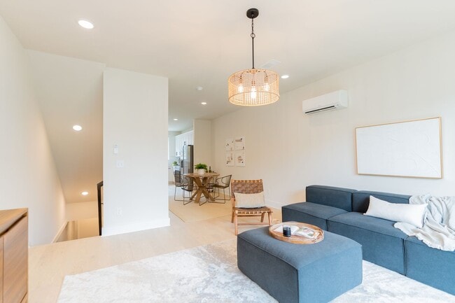 Building Photo - 2 Bedroom Townhome North Shore