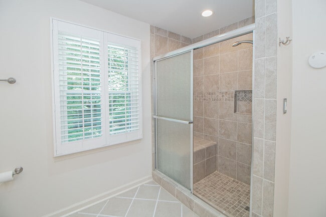 Building Photo - 815 Shady Bluff Trail