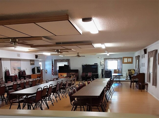 Building Photo - 1800 E Graves Ave