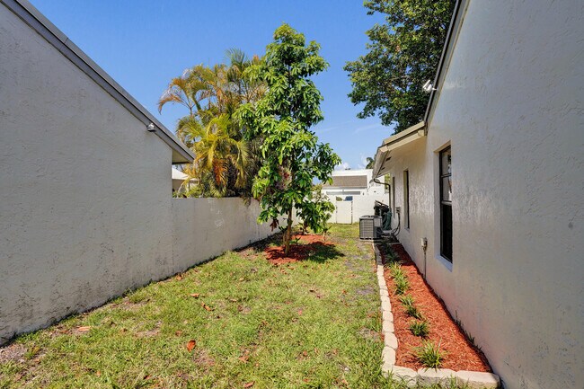 Building Photo - 820 NW 21st Way